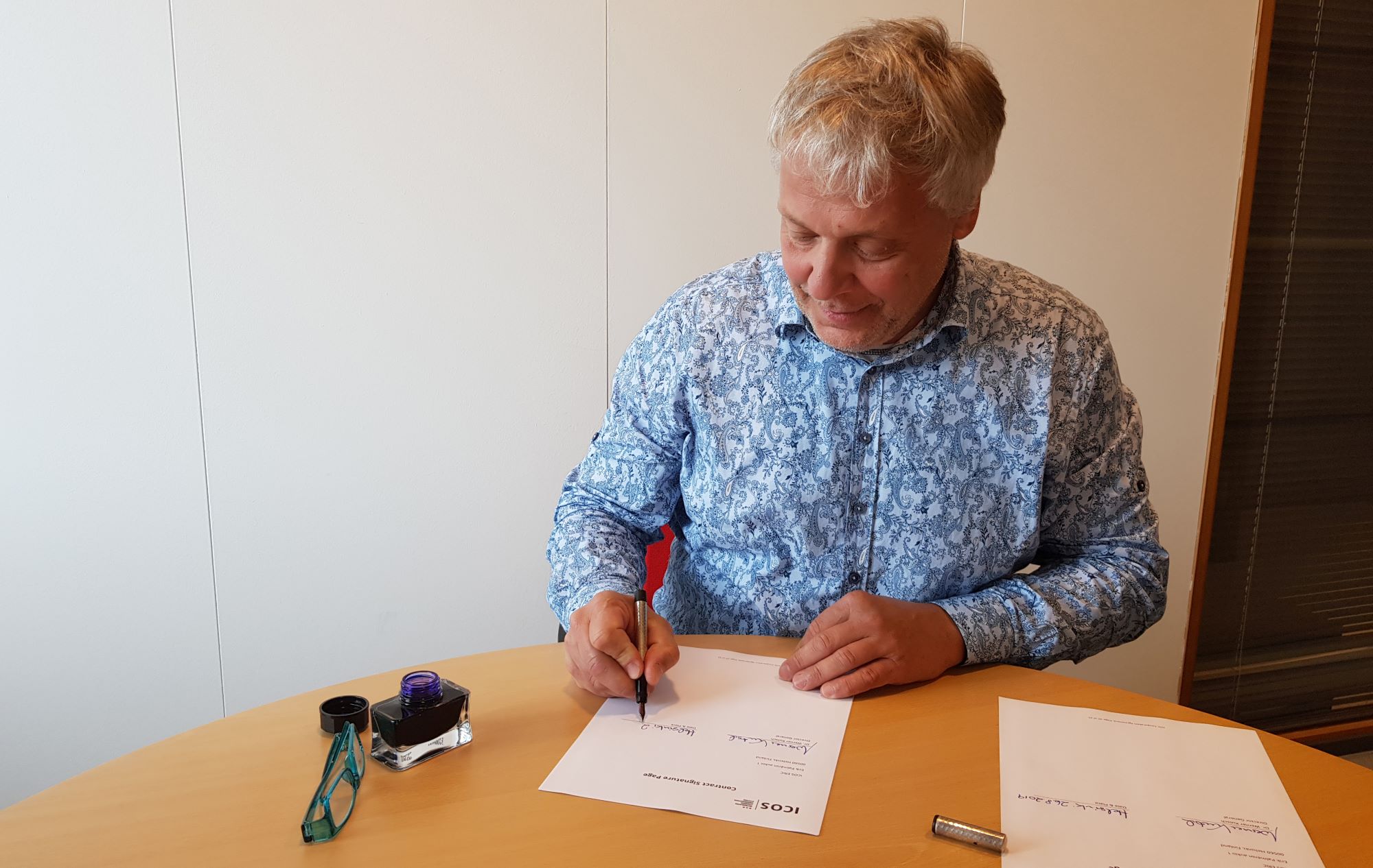 ICOS Director General Werner Kutsch signing the agreements on the U.K. co-hosting the Ocean Thematic Centre